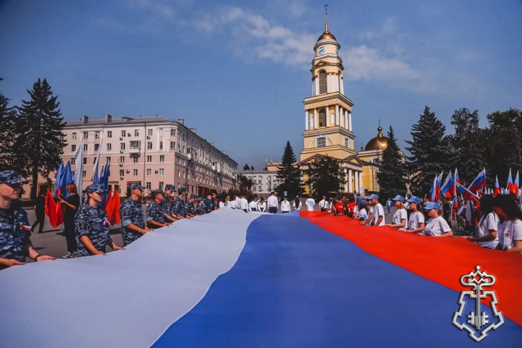 Росгвардия пронесла российский триколор по центральным улицам Липецка 