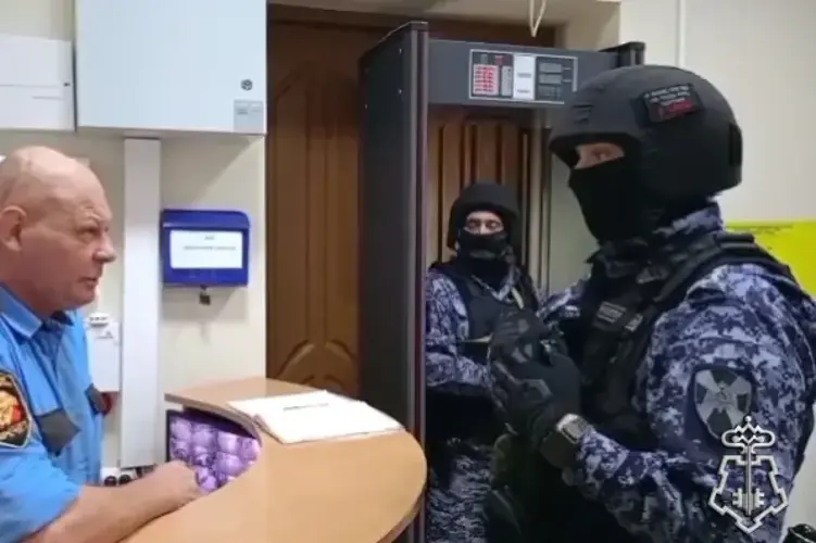 В Липецке сотрудники Росгвардии отработали действия по сигналу «Тревога» в образовательном учреждении