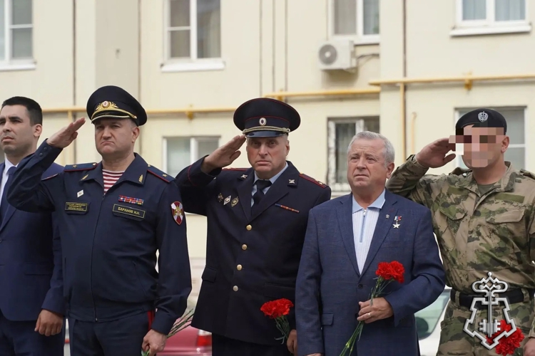 В Липецке сотрудники Росгвардии почтили память Героя России Андрея Теперика