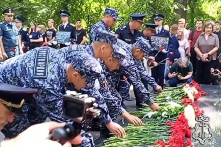 В Липецке росгвардейцы почтили память жертв терактов