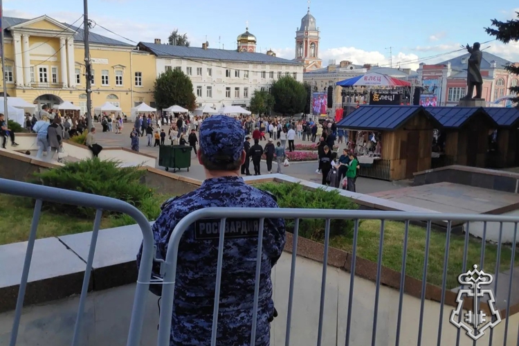 Росгвардейцы обеспечили безопасность во время празднования Дня города в Ельце