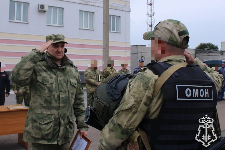 В Липецке начальник Управления Росгвардии поздравил сотрудников ОМОН с профессиональным праздником