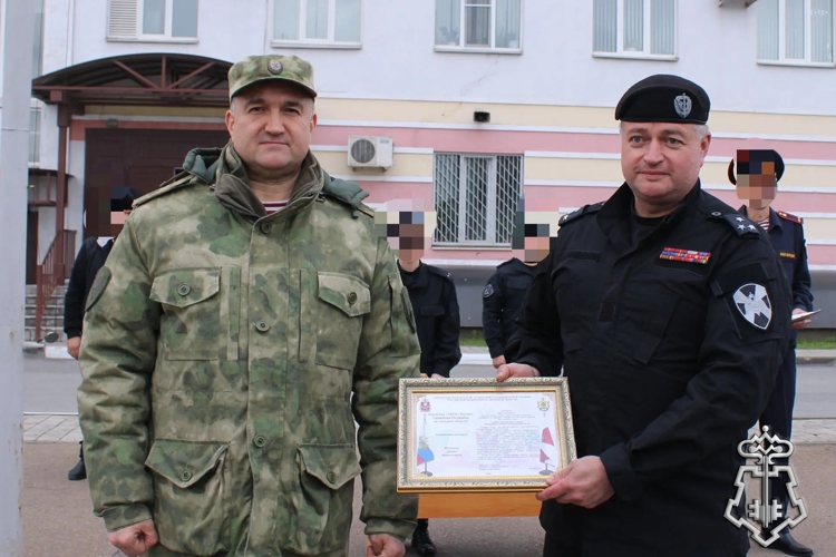 В Липецке начальник Управления Росгвардии поздравил сотрудников ОМОН с профессиональным праздником