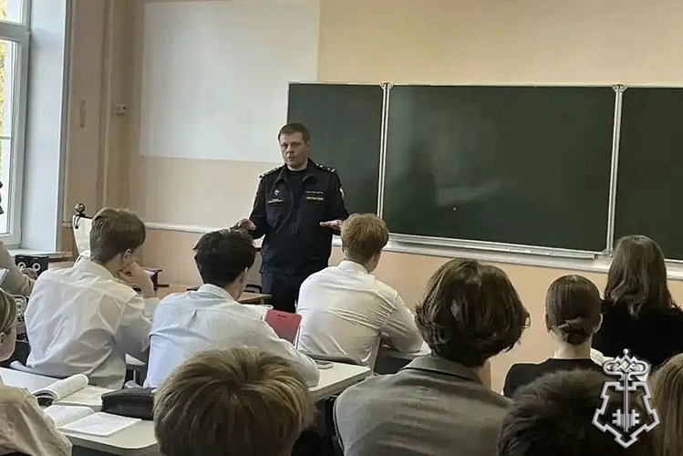 В Липецке офицер Росгвардии провел патриотический и правовой уроки для учащихся лицея города