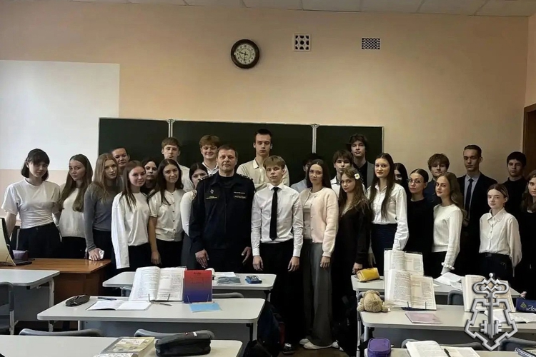 В Липецке офицер Росгвардии провел патриотический и правовой уроки для учащихся лицея города