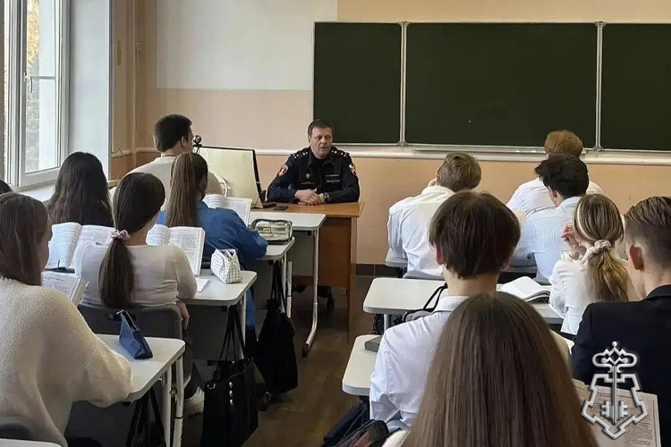 В Липецке офицер Росгвардии провел патриотический и правовой уроки для учащихся лицея города