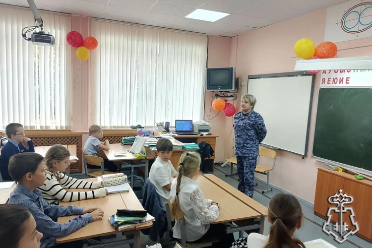 Сотрудники Росгвардии провели урок мужества, приуроченный ко Дню белых журавлей