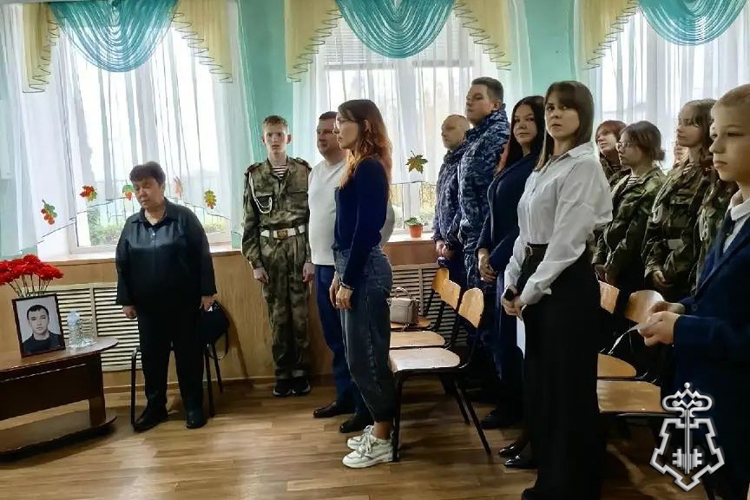 В Липецке росгвардейцы приняли участие в открытии памятного стенда участнику специальной военной операции